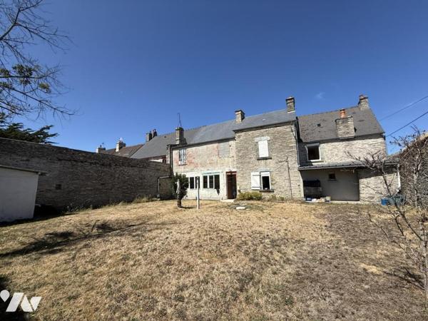 L'étude Napoléon Tourlaville vous propose un ensemble immobilier en pierres à rénover