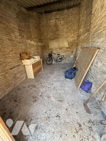L'étude Napoléon Tourlaville vous propose un ensemble immobilier en pierres à rénover