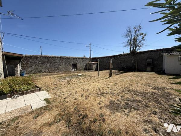 L'étude Napoléon Tourlaville vous propose un ensemble immobilier en pierres à rénover