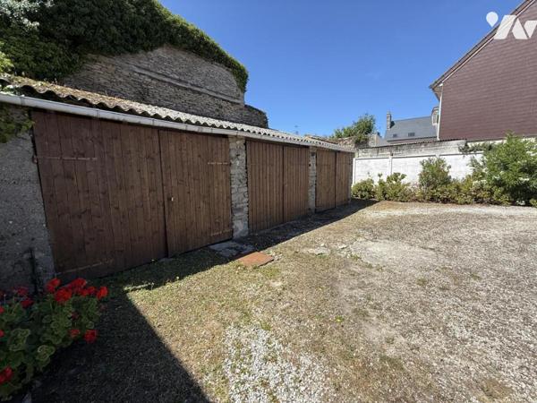 L'étude Napoléon Tourlaville vous propose un ensemble immobilier en pierres à rénover