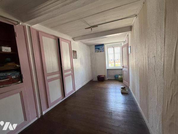 L'étude Napoléon Tourlaville vous propose un ensemble immobilier en pierres à rénover