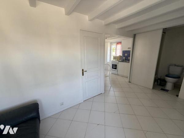 L'étude Napoléon Tourlaville vous propose un ensemble immobilier en pierres à rénover
