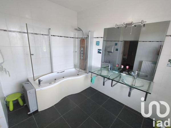 Maison à vendre 7 pièces 250 m² Bourgoin-Jallieu