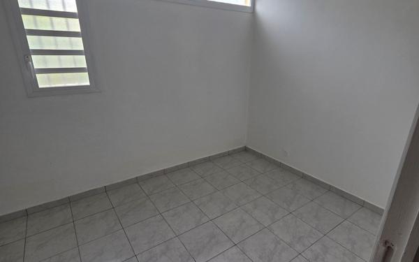 Appartement à vendre    2 pièces • 49 m2 Les Abymes