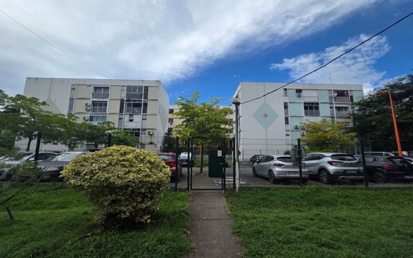 Appartement à vendre    2 pièces • 49 m2 Les Abymes