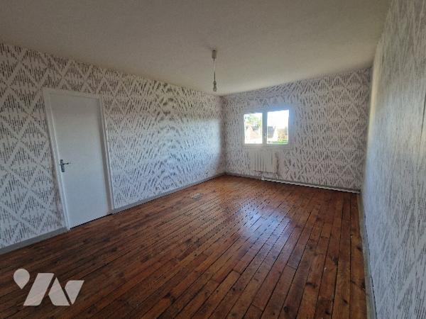 YVETOT,  5 mn MAISON d'environ 148m² sur un terrain d'~ 1594m², 3 chambres, garage.