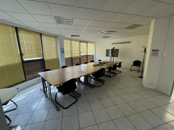 LOCATION CENTRE VILLE DE NIORT 300m2 SECTEUR AVENUE DE LA ROCHELLE REZ DE CHAUSSE