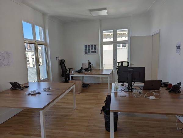 BUREAUX RÉNOVÉS À LOUER-143 M²-PLACE ROYALE