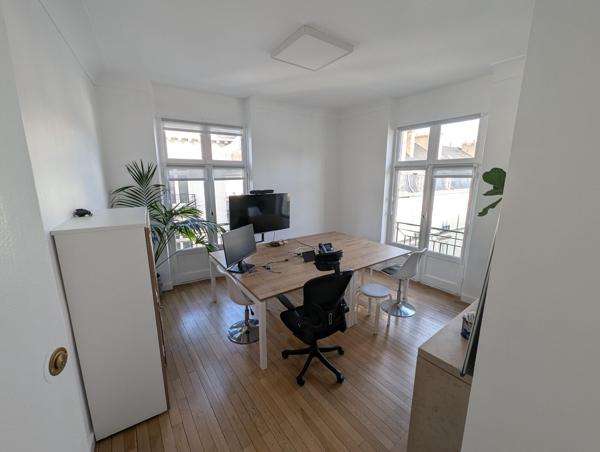 BUREAUX RÉNOVÉS À LOUER-143 M²-PLACE ROYALE