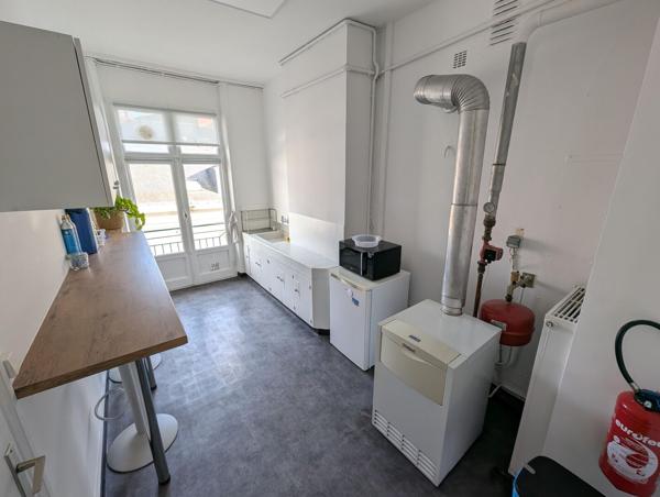 BUREAUX RÉNOVÉS À LOUER-143 M²-PLACE ROYALE