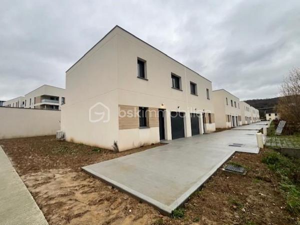 A  découvrir  maison  neuve construite en 2025 de 85 m2, avec garage , terrasse nord et sud  ! elle se compose de la façon suivante.
Au Rez-de-chaussée 
•	Une entrée,   Douche, lavabo et WC.
        Rangement sous escalier 
        Séjour avec  baie vitrée et volet roulant électrique ouvert sur espace cuisine a aménager 
A l' étage : 
espace palier desservant 3 Chambres avec parquet
WC séparé, 
Salle de bain avec meuble vasque et baignoire, sèche serviette.

Menuiserie et équipements ✨
•	Menuiserie : PVC
•	Volets roulants : Motorisés
•	Chauffage : PAC air-eau en sol au RDC et radiateurs à l'étage
•	Plancher : Béton
•🏠	 Terrain de 230 M2 avec garage et parking aérien.	
         Classe énergétique A ❤️!
      Profitez des frais de notaire réduits estimé a 7000€  N'hésitez pas a venir visiter!