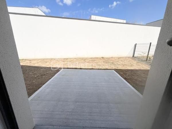 A  découvrir  maison  neuve construite en 2025 de 85 m2, avec garage , terrasse nord et sud  ! elle se compose de la façon suivante.
Au Rez-de-chaussée 
•	Une entrée,   Douche, lavabo et WC.
        Rangement sous escalier 
        Séjour avec  baie vitrée et volet roulant électrique ouvert sur espace cuisine a aménager 
A l' étage : 
espace palier desservant 3 Chambres avec parquet
WC séparé, 
Salle de bain avec meuble vasque et baignoire, sèche serviette.

Menuiserie et équipements ✨
•	Menuiserie : PVC
•	Volets roulants : Motorisés
•	Chauffage : PAC air-eau en sol au RDC et radiateurs à l'étage
•	Plancher : Béton
•🏠	 Terrain de 230 M2 avec garage et parking aérien.	
         Classe énergétique A ❤️!
      Profitez des frais de notaire réduits estimé a 7000€  N'hésitez pas a venir visiter!