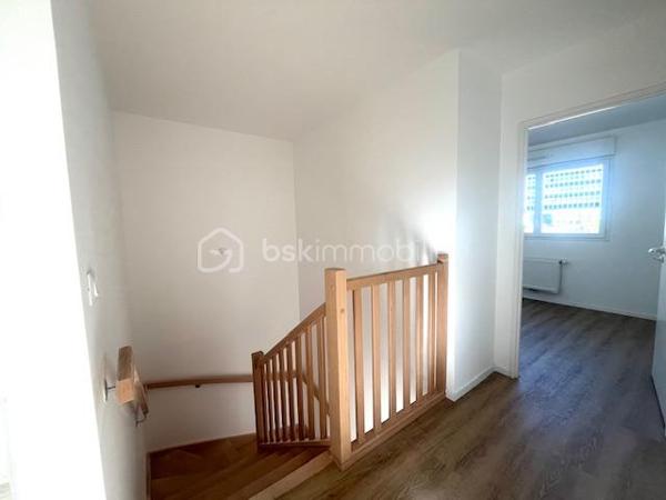 A  découvrir  maison  neuve construite en 2025 de 85 m2, avec garage , terrasse nord et sud  ! elle se compose de la façon suivante.
Au Rez-de-chaussée 
•	Une entrée,   Douche, lavabo et WC.
        Rangement sous escalier 
        Séjour avec  baie vitrée et volet roulant électrique ouvert sur espace cuisine a aménager 
A l' étage : 
espace palier desservant 3 Chambres avec parquet
WC séparé, 
Salle de bain avec meuble vasque et baignoire, sèche serviette.

Menuiserie et équipements ✨
•	Menuiserie : PVC
•	Volets roulants : Motorisés
•	Chauffage : PAC air-eau en sol au RDC et radiateurs à l'étage
•	Plancher : Béton
•🏠	 Terrain de 230 M2 avec garage et parking aérien.	
         Classe énergétique A ❤️!
      Profitez des frais de notaire réduits estimé a 7000€  N'hésitez pas a venir visiter!