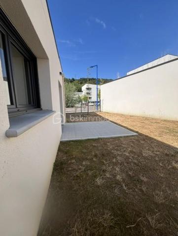 A  découvrir  maison  neuve construite en 2025 de 85 m2, avec garage , terrasse nord et sud  ! elle se compose de la façon suivante.
Au Rez-de-chaussée 
•	Une entrée,   Douche, lavabo et WC.
        Rangement sous escalier 
        Séjour avec  baie vitrée et volet roulant électrique ouvert sur espace cuisine a aménager 
A l' étage : 
espace palier desservant 3 Chambres avec parquet
WC séparé, 
Salle de bain avec meuble vasque et baignoire, sèche serviette.

Menuiserie et équipements ✨
•	Menuiserie : PVC
•	Volets roulants : Motorisés
•	Chauffage : PAC air-eau en sol au RDC et radiateurs à l'étage
•	Plancher : Béton
•🏠	 Terrain de 230 M2 avec garage et parking aérien.	
         Classe énergétique A ❤️!
      Profitez des frais de notaire réduits estimé a 7000€  N'hésitez pas a venir visiter!