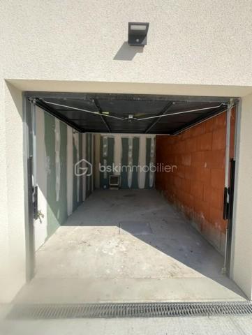 A  découvrir  maison  neuve construite en 2025 de 85 m2, avec garage , terrasse nord et sud  ! elle se compose de la façon suivante.
Au Rez-de-chaussée 
•	Une entrée,   Douche, lavabo et WC.
        Rangement sous escalier 
        Séjour avec  baie vitrée et volet roulant électrique ouvert sur espace cuisine a aménager 
A l' étage : 
espace palier desservant 3 Chambres avec parquet
WC séparé, 
Salle de bain avec meuble vasque et baignoire, sèche serviette.

Menuiserie et équipements ✨
•	Menuiserie : PVC
•	Volets roulants : Motorisés
•	Chauffage : PAC air-eau en sol au RDC et radiateurs à l'étage
•	Plancher : Béton
•🏠	 Terrain de 230 M2 avec garage et parking aérien.	
         Classe énergétique A ❤️!
      Profitez des frais de notaire réduits estimé a 7000€  N'hésitez pas a venir visiter!