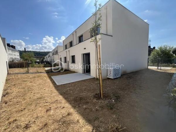 A  découvrir  maison  neuve construite en 2025 de 85 m2, avec garage , terrasse nord et sud  ! elle se compose de la façon suivante.
Au Rez-de-chaussée 
•	Une entrée,   Douche, lavabo et WC.
        Rangement sous escalier 
        Séjour avec  baie vitrée et volet roulant électrique ouvert sur espace cuisine a aménager 
A l' étage : 
espace palier desservant 3 Chambres avec parquet
WC séparé, 
Salle de bain avec meuble vasque et baignoire, sèche serviette.

Menuiserie et équipements ✨
•	Menuiserie : PVC
•	Volets roulants : Motorisés
•	Chauffage : PAC air-eau en sol au RDC et radiateurs à l'étage
•	Plancher : Béton
•🏠	 Terrain de 230 M2 avec garage et parking aérien.	
         Classe énergétique A ❤️!
      Profitez des frais de notaire réduits estimé a 7000€  N'hésitez pas a venir visiter!