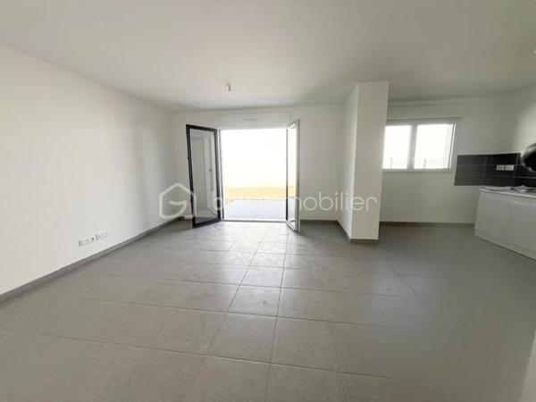 A  découvrir  maison  neuve construite en 2025 de 85 m2, avec garage , terrasse nord et sud  ! elle se compose de la façon suivante.
Au Rez-de-chaussée 
•	Une entrée,   Douche, lavabo et WC.
        Rangement sous escalier 
        Séjour avec  baie vitrée et volet roulant électrique ouvert sur espace cuisine a aménager 
A l' étage : 
espace palier desservant 3 Chambres avec parquet
WC séparé, 
Salle de bain avec meuble vasque et baignoire, sèche serviette.

Menuiserie et équipements ✨
•	Menuiserie : PVC
•	Volets roulants : Motorisés
•	Chauffage : PAC air-eau en sol au RDC et radiateurs à l'étage
•	Plancher : Béton
•🏠	 Terrain de 230 M2 avec garage et parking aérien.	
         Classe énergétique A ❤️!
      Profitez des frais de notaire réduits estimé a 7000€  N'hésitez pas a venir visiter!