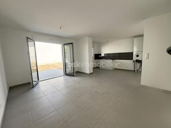 A  découvrir  maison  neuve construite en 2025 de 85 m2, avec garage , terrasse nord et sud  ! elle se compose de la façon suivante.
Au Rez-de-chaussée 
•	Une entrée,   Douche, lavabo et WC.
        Rangement sous escalier 
        Séjour avec  baie vitrée et volet roulant électrique ouvert sur espace cuisine a aménager 
A l' étage : 
espace palier desservant 3 Chambres avec parquet
WC séparé, 
Salle de bain avec meuble vasque et baignoire, sèche serviette.

Menuiserie et équipements ✨
•	Menuiserie : PVC
•	Volets roulants : Motorisés
•	Chauffage : PAC air-eau en sol au RDC et radiateurs à l'étage
•	Plancher : Béton
•🏠	 Terrain de 230 M2 avec garage et parking aérien.	
         Classe énergétique A ❤️!
      Profitez des frais de notaire réduits estimé a 7000€  N'hésitez pas a venir visiter!