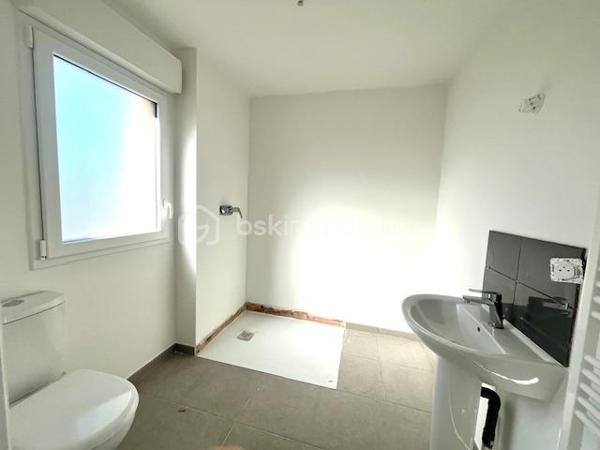A  découvrir  maison  neuve construite en 2025 de 85 m2, avec garage , terrasse nord et sud  ! elle se compose de la façon suivante.
Au Rez-de-chaussée 
•	Une entrée,   Douche, lavabo et WC.
        Rangement sous escalier 
        Séjour avec  baie vitrée et volet roulant électrique ouvert sur espace cuisine a aménager 
A l' étage : 
espace palier desservant 3 Chambres avec parquet
WC séparé, 
Salle de bain avec meuble vasque et baignoire, sèche serviette.

Menuiserie et équipements ✨
•	Menuiserie : PVC
•	Volets roulants : Motorisés
•	Chauffage : PAC air-eau en sol au RDC et radiateurs à l'étage
•	Plancher : Béton
•🏠	 Terrain de 230 M2 avec garage et parking aérien.	
         Classe énergétique A ❤️!
      Profitez des frais de notaire réduits estimé a 7000€  N'hésitez pas a venir visiter!
