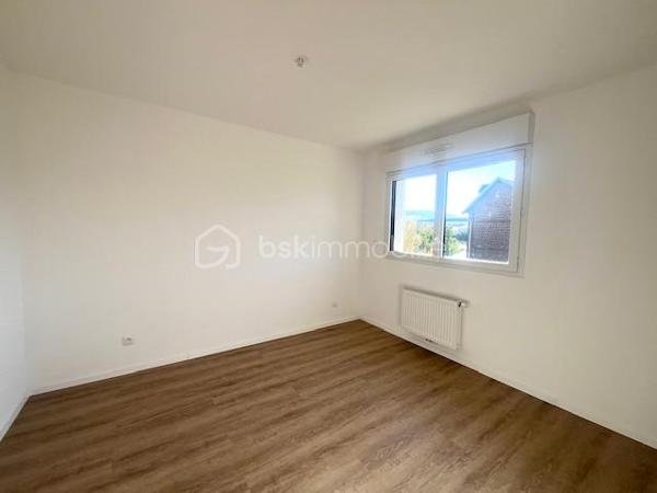 A  découvrir  maison  neuve construite en 2025 de 85 m2, avec garage , terrasse nord et sud  ! elle se compose de la façon suivante.
Au Rez-de-chaussée 
•	Une entrée,   Douche, lavabo et WC.
        Rangement sous escalier 
        Séjour avec  baie vitrée et volet roulant électrique ouvert sur espace cuisine a aménager 
A l' étage : 
espace palier desservant 3 Chambres avec parquet
WC séparé, 
Salle de bain avec meuble vasque et baignoire, sèche serviette.

Menuiserie et équipements ✨
•	Menuiserie : PVC
•	Volets roulants : Motorisés
•	Chauffage : PAC air-eau en sol au RDC et radiateurs à l'étage
•	Plancher : Béton
•🏠	 Terrain de 230 M2 avec garage et parking aérien.	
         Classe énergétique A ❤️!
      Profitez des frais de notaire réduits estimé a 7000€  N'hésitez pas a venir visiter!