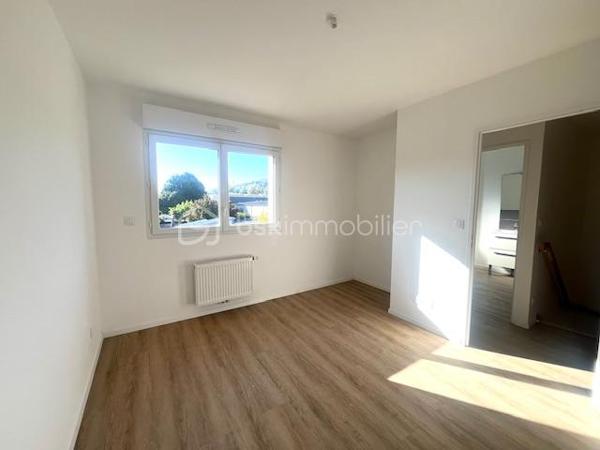 A  découvrir  maison  neuve construite en 2025 de 85 m2, avec garage , terrasse nord et sud  ! elle se compose de la façon suivante.
Au Rez-de-chaussée 
•	Une entrée,   Douche, lavabo et WC.
        Rangement sous escalier 
        Séjour avec  baie vitrée et volet roulant électrique ouvert sur espace cuisine a aménager 
A l' étage : 
espace palier desservant 3 Chambres avec parquet
WC séparé, 
Salle de bain avec meuble vasque et baignoire, sèche serviette.

Menuiserie et équipements ✨
•	Menuiserie : PVC
•	Volets roulants : Motorisés
•	Chauffage : PAC air-eau en sol au RDC et radiateurs à l'étage
•	Plancher : Béton
•🏠	 Terrain de 230 M2 avec garage et parking aérien.	
         Classe énergétique A ❤️!
      Profitez des frais de notaire réduits estimé a 7000€  N'hésitez pas a venir visiter!