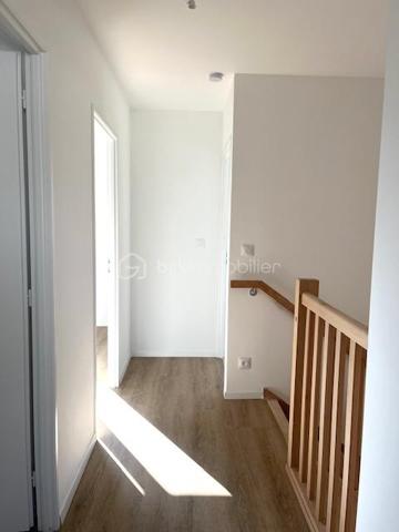 A  découvrir  maison  neuve construite en 2025 de 85 m2, avec garage , terrasse nord et sud  ! elle se compose de la façon suivante.
Au Rez-de-chaussée 
•	Une entrée,   Douche, lavabo et WC.
        Rangement sous escalier 
        Séjour avec  baie vitrée et volet roulant électrique ouvert sur espace cuisine a aménager 
A l' étage : 
espace palier desservant 3 Chambres avec parquet
WC séparé, 
Salle de bain avec meuble vasque et baignoire, sèche serviette.

Menuiserie et équipements ✨
•	Menuiserie : PVC
•	Volets roulants : Motorisés
•	Chauffage : PAC air-eau en sol au RDC et radiateurs à l'étage
•	Plancher : Béton
•🏠	 Terrain de 230 M2 avec garage et parking aérien.	
         Classe énergétique A ❤️!
      Profitez des frais de notaire réduits estimé a 7000€  N'hésitez pas a venir visiter!