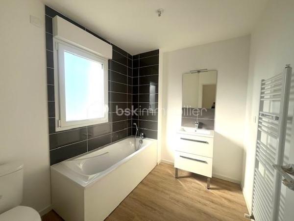 A  découvrir  maison  neuve construite en 2025 de 85 m2, avec garage , terrasse nord et sud  ! elle se compose de la façon suivante.
Au Rez-de-chaussée 
•	Une entrée,   Douche, lavabo et WC.
        Rangement sous escalier 
        Séjour avec  baie vitrée et volet roulant électrique ouvert sur espace cuisine a aménager 
A l' étage : 
espace palier desservant 3 Chambres avec parquet
WC séparé, 
Salle de bain avec meuble vasque et baignoire, sèche serviette.

Menuiserie et équipements ✨
•	Menuiserie : PVC
•	Volets roulants : Motorisés
•	Chauffage : PAC air-eau en sol au RDC et radiateurs à l'étage
•	Plancher : Béton
•🏠	 Terrain de 230 M2 avec garage et parking aérien.	
         Classe énergétique A ❤️!
      Profitez des frais de notaire réduits estimé a 7000€  N'hésitez pas a venir visiter!