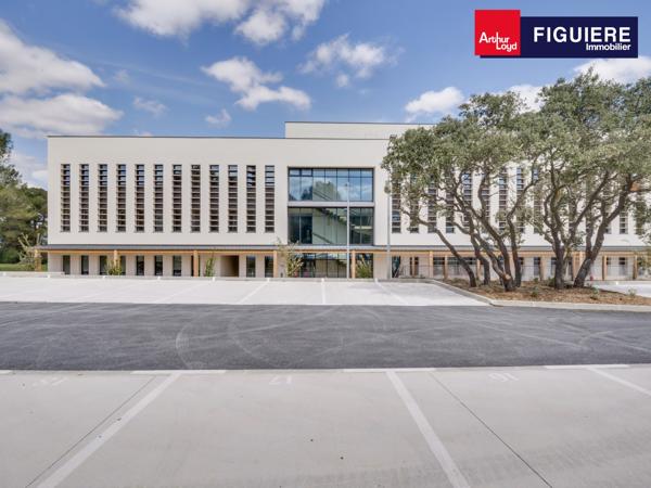 BUREAUX AVEC NOMBREUX SERVICES AU SEIN D'UN CENTRE D'AFFAIRE