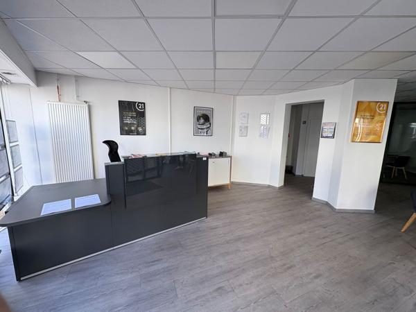 A VENDRE IMMEUBLE MIXTE 208 M2 SAINT JUST EN CHAUSSÉE