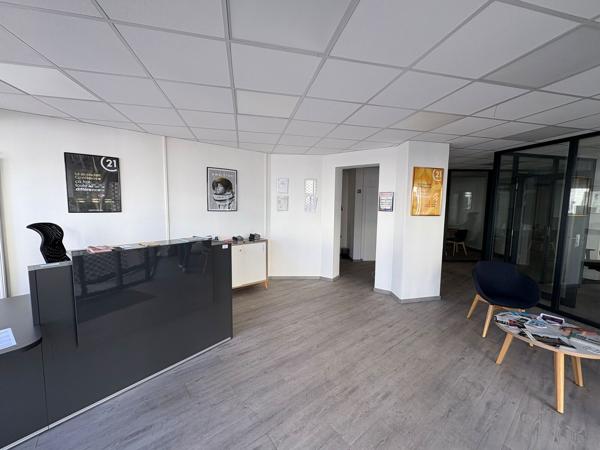 A VENDRE IMMEUBLE MIXTE 208 M2 SAINT JUST EN CHAUSSÉE