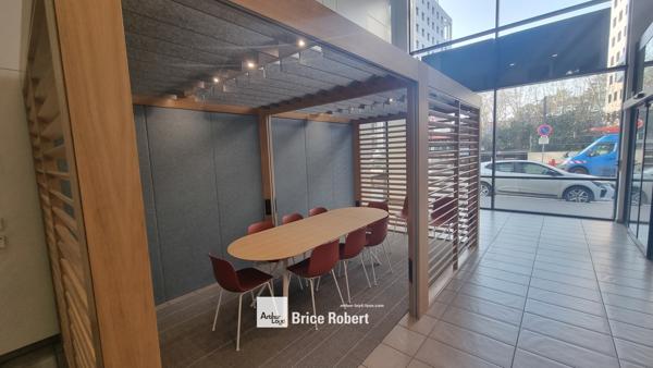 Bureaux à louer à Villeurbanne avec patio extérieur et accès rapide Lyon