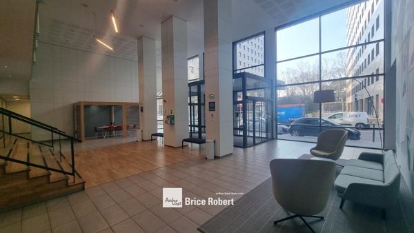 Bureaux à louer à Villeurbanne avec patio extérieur et accès rapide Lyon