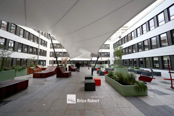 Bureaux à louer à Villeurbanne avec patio extérieur et accès rapide Lyon