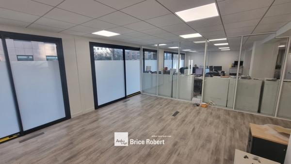 Bureaux à louer à Villeurbanne avec patio extérieur et accès rapide Lyon