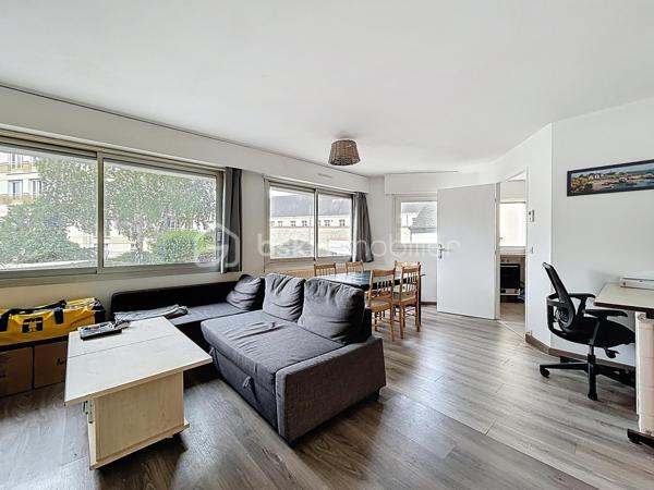 Découvrez cet appartement de 46,12 m² situé en plein coeur de Caen, niché dans une résidence paisible datant de 1990, qui associe charme et modernité. Situé au rez-de-chaussée d'un immeuble de 4 étages, ce cocon urbain vous offre une belle vue sur une cour intérieure apaisante.

Composé de 2 pièces spacieuses, cet appartement est agencé pour optimiser votre espace de vie. Il inclut un parking privé, idéalement pensé pour votre confort. Profitez des commodités voisines : commerces, écoles et transports en commun à proximité. Charge annuelle de copropriété raisonnable : 1200€. Sautez sur cette opportunité avec Éric TIRMAN, votre expert immobilier.