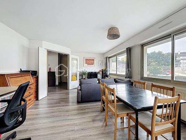 Découvrez cet appartement de 46,12 m² situé en plein coeur de Caen, niché dans une résidence paisible datant de 1990, qui associe charme et modernité. Situé au rez-de-chaussée d'un immeuble de 4 étages, ce cocon urbain vous offre une belle vue sur une cour intérieure apaisante.

Composé de 2 pièces spacieuses, cet appartement est agencé pour optimiser votre espace de vie. Il inclut un parking privé, idéalement pensé pour votre confort. Profitez des commodités voisines : commerces, écoles et transports en commun à proximité. Charge annuelle de copropriété raisonnable : 1200€. Sautez sur cette opportunité avec Éric TIRMAN, votre expert immobilier.