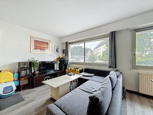 Découvrez cet appartement de 46,12 m² situé en plein coeur de Caen, niché dans une résidence paisible datant de 1990, qui associe charme et modernité. Situé au rez-de-chaussée d'un immeuble de 4 étages, ce cocon urbain vous offre une belle vue sur une cour intérieure apaisante.

Composé de 2 pièces spacieuses, cet appartement est agencé pour optimiser votre espace de vie. Il inclut un parking privé, idéalement pensé pour votre confort. Profitez des commodités voisines : commerces, écoles et transports en commun à proximité. Charge annuelle de copropriété raisonnable : 1200€. Sautez sur cette opportunité avec Éric TIRMAN, votre expert immobilier.