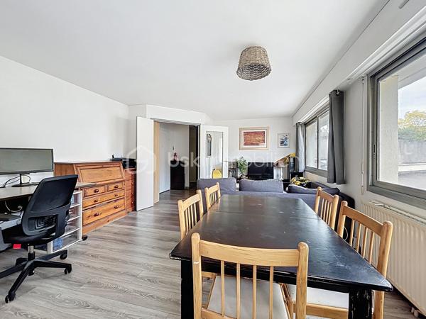 Découvrez cet appartement de 46,12 m² situé en plein coeur de Caen, niché dans une résidence paisible datant de 1990, qui associe charme et modernité. Situé au rez-de-chaussée d'un immeuble de 4 étages, ce cocon urbain vous offre une belle vue sur une cour intérieure apaisante.

Composé de 2 pièces spacieuses, cet appartement est agencé pour optimiser votre espace de vie. Il inclut un parking privé, idéalement pensé pour votre confort. Profitez des commodités voisines : commerces, écoles et transports en commun à proximité. Charge annuelle de copropriété raisonnable : 1200€. Sautez sur cette opportunité avec Éric TIRMAN, votre expert immobilier.