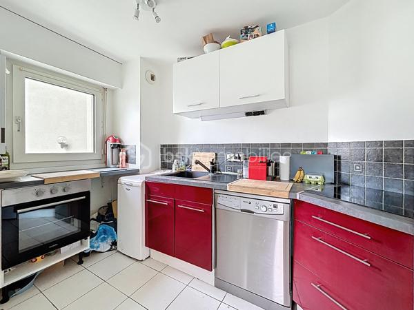 Découvrez cet appartement de 46,12 m² situé en plein coeur de Caen, niché dans une résidence paisible datant de 1990, qui associe charme et modernité. Situé au rez-de-chaussée d'un immeuble de 4 étages, ce cocon urbain vous offre une belle vue sur une cour intérieure apaisante.

Composé de 2 pièces spacieuses, cet appartement est agencé pour optimiser votre espace de vie. Il inclut un parking privé, idéalement pensé pour votre confort. Profitez des commodités voisines : commerces, écoles et transports en commun à proximité. Charge annuelle de copropriété raisonnable : 1200€. Sautez sur cette opportunité avec Éric TIRMAN, votre expert immobilier.