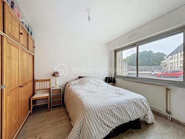 Découvrez cet appartement de 46,12 m² situé en plein coeur de Caen, niché dans une résidence paisible datant de 1990, qui associe charme et modernité. Situé au rez-de-chaussée d'un immeuble de 4 étages, ce cocon urbain vous offre une belle vue sur une cour intérieure apaisante.

Composé de 2 pièces spacieuses, cet appartement est agencé pour optimiser votre espace de vie. Il inclut un parking privé, idéalement pensé pour votre confort. Profitez des commodités voisines : commerces, écoles et transports en commun à proximité. Charge annuelle de copropriété raisonnable : 1200€. Sautez sur cette opportunité avec Éric TIRMAN, votre expert immobilier.