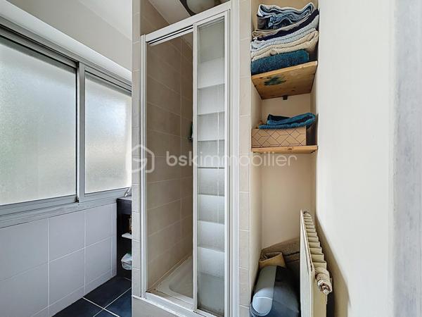 Découvrez cet appartement de 46,12 m² situé en plein coeur de Caen, niché dans une résidence paisible datant de 1990, qui associe charme et modernité. Situé au rez-de-chaussée d'un immeuble de 4 étages, ce cocon urbain vous offre une belle vue sur une cour intérieure apaisante.

Composé de 2 pièces spacieuses, cet appartement est agencé pour optimiser votre espace de vie. Il inclut un parking privé, idéalement pensé pour votre confort. Profitez des commodités voisines : commerces, écoles et transports en commun à proximité. Charge annuelle de copropriété raisonnable : 1200€. Sautez sur cette opportunité avec Éric TIRMAN, votre expert immobilier.