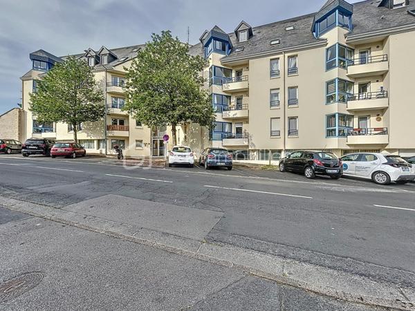 Découvrez cet appartement de 46,12 m² situé en plein coeur de Caen, niché dans une résidence paisible datant de 1990, qui associe charme et modernité. Situé au rez-de-chaussée d'un immeuble de 4 étages, ce cocon urbain vous offre une belle vue sur une cour intérieure apaisante.

Composé de 2 pièces spacieuses, cet appartement est agencé pour optimiser votre espace de vie. Il inclut un parking privé, idéalement pensé pour votre confort. Profitez des commodités voisines : commerces, écoles et transports en commun à proximité. Charge annuelle de copropriété raisonnable : 1200€. Sautez sur cette opportunité avec Éric TIRMAN, votre expert immobilier.