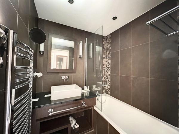 Dpt Hérault (34), à vendre JUVIGNAC appartement T2 de 25,54 m2 en résidence de tourisme avec piscine + Parking