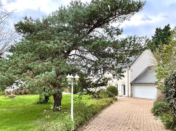 Maison familiale d'architecte au calme - avec jardin de plus de 4000m2 - piscine chauffée - à 15 minutes de la gare d''Angers.