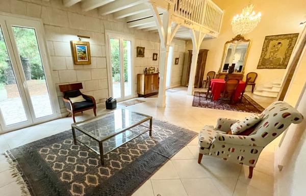 Maison familiale d'architecte au calme - avec jardin de plus de 4000m2 - piscine chauffée - à 15 minutes de la gare d''Angers.