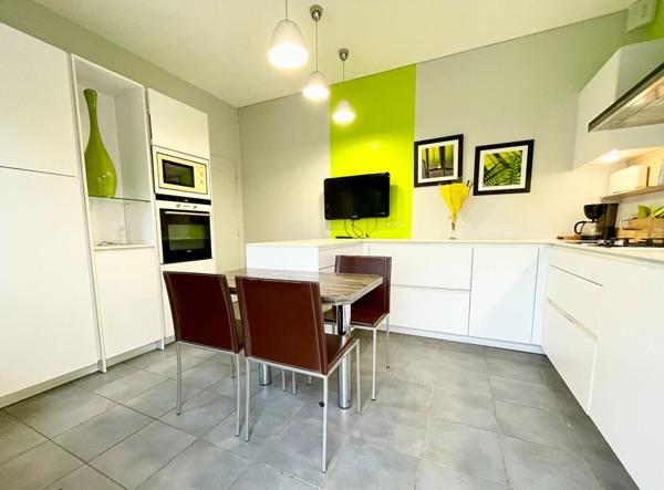 Maison familiale d'architecte au calme - avec jardin de plus de 4000m2 - piscine chauffée - à 15 minutes de la gare d''Angers.