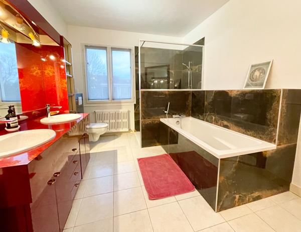 Maison familiale d'architecte au calme - avec jardin de plus de 4000m2 - piscine chauffée - à 15 minutes de la gare d''Angers.