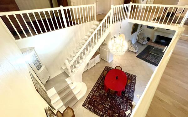 Maison familiale d'architecte au calme - avec jardin de plus de 4000m2 - piscine chauffée - à 15 minutes de la gare d''Angers.