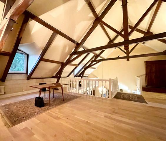 Maison familiale d'architecte au calme - avec jardin de plus de 4000m2 - piscine chauffée - à 15 minutes de la gare d''Angers.