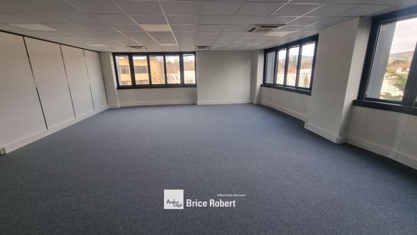 Bureaux à louer à Saint Didier au Mont d'Or avec parkings et jardin mutualisé